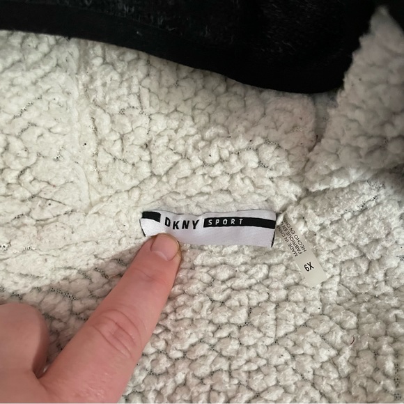 Boys 6T DKNY Sport thick hoody - Picture 3 of 3